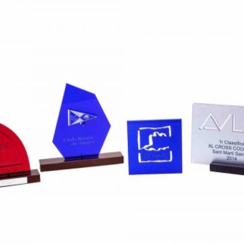 Fabricación trofeos personalizados en Terrassa | Estudi 13 Trofeos personalizados de metacrilato