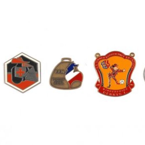 Fabricación trofeos personalizados en Terrassa | Estudi 13 Medallas esmaltadas