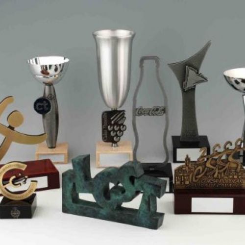 Fabricación trofeos personalizados en Terrassa | Estudi 13 Trofeos especiales