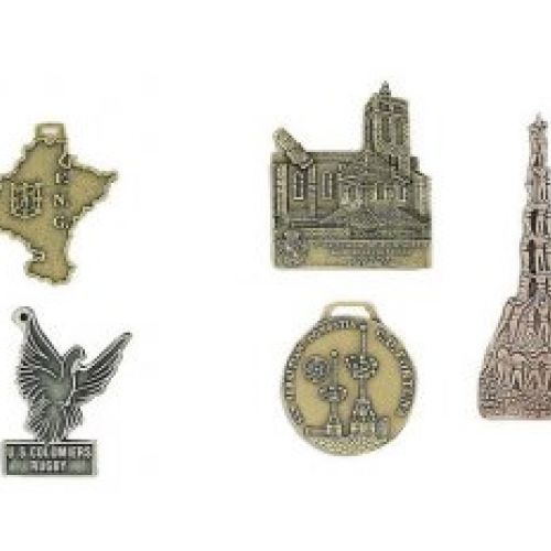 Fabricación trofeos personalizados en Terrassa | Estudi 13 Medallas especiales 2D y 3D